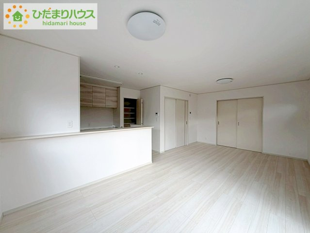 いわき市内郷内町　新築戸建　2号棟の居間・リビング|大きな窓から差し込む光でいっぱいのリビング　休日もつい家にいる時間が長くなりそうです