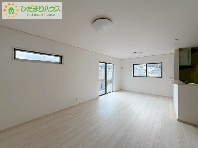 いわき市内郷内町　新築戸建　2号棟の居間・リビング|奥行き感あるLDK。一体の空間ながらほどよい距離を保ち、家族がおもいおもいに好きな場所で寛げます。