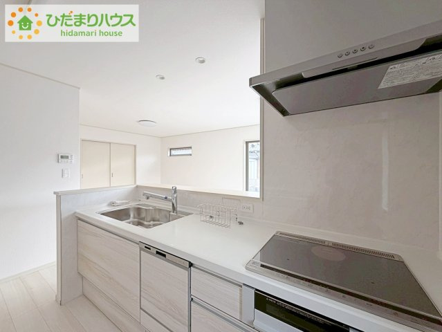 いわき市内郷内町　新築戸建　2号棟のキッチン|奥行き感あるLDK。一体の空間ながらほどよい距離を保ち、家族がおもいおもいに好きな場所で寛げます。