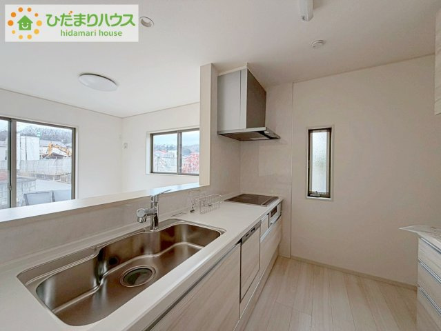 いわき市内郷内町　新築戸建　2号棟のキッチン|家族でのコミュニケーションがとれる対面型システムキッチン。横一列にシンクとコンロをまとめたシンプルな形です。動きやすさとスタイリッシュなデザインが魅力。