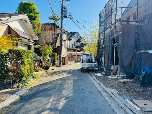 八王子市　泉町　新築一戸建て　３期の前面道路含む現地写真|～北東側4ｍ道路に面しています～