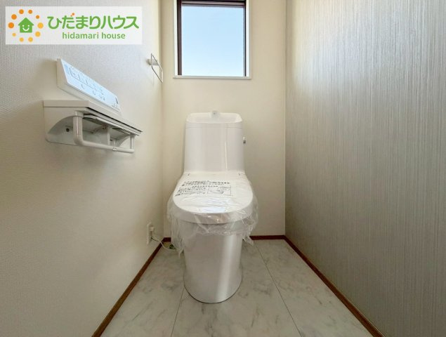 いわき市久之浜町エコタウン館の山（2-6）　新築戸建のトイレ|温水洗浄便座なら、年中温かいので、安心して座ることができます。さらに、身体が冷えることもないため、便座カバーを付ける必要もありません。