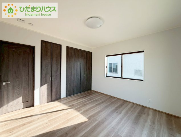 いわき市久之浜町エコタウン館の山（2-6）　新築戸建の寝室|広めの主寝室は、ベッドの他にもパソコンデスクやドレッサーなども置けちゃいます(*^-^*)