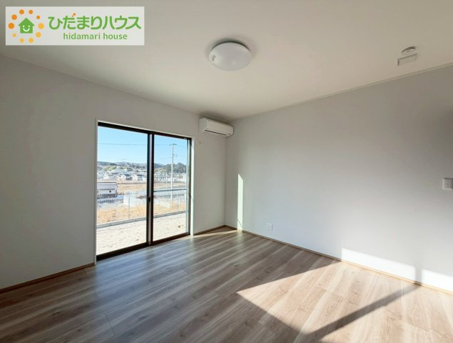 いわき市久之浜町エコタウン館の山（2-6）　新築未入居の寝室|バルコニーに面していて、たっぷり光りの入る明るい主寝室です！
