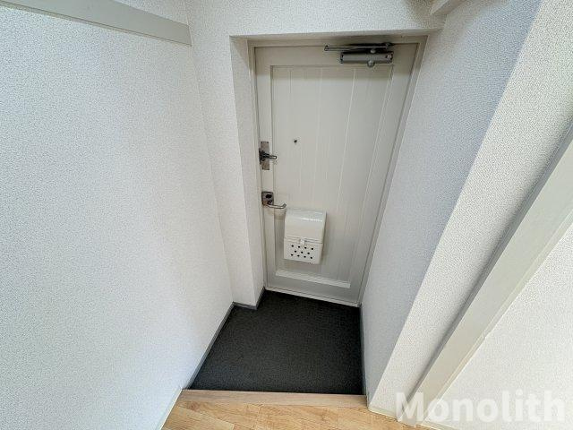 鶴山台24号棟の玄関