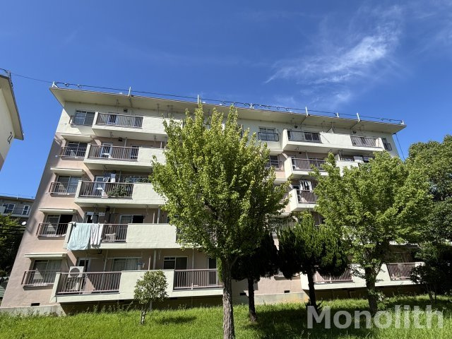 鶴山台24号棟の外観