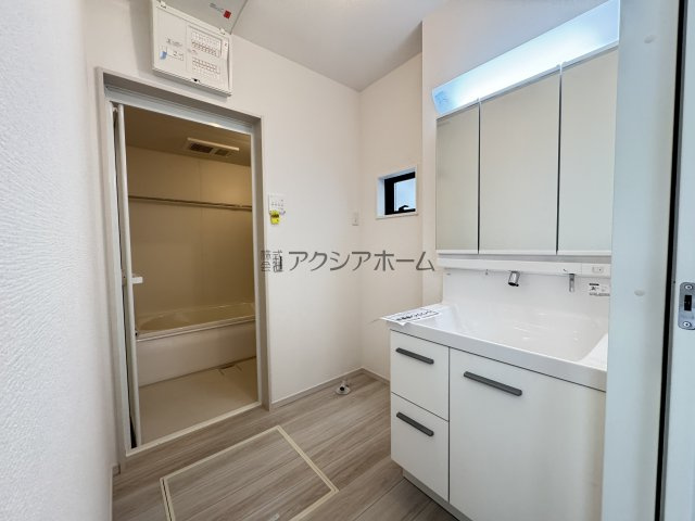 所沢市青葉台・全2棟　新築一戸建　2号棟　～LDK17.5帖～の独立洗面台|シャンプードレッサー付洗面化粧台