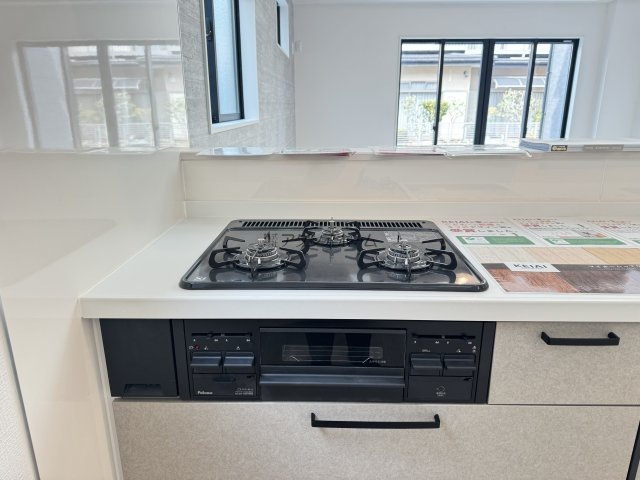 所沢市青葉台・全2棟　新築一戸建　2号棟　～LDK17.5帖～の設備|3口ガスコンロ