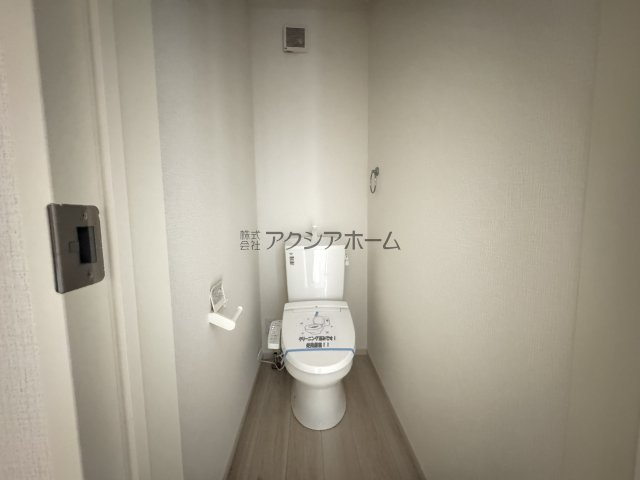 所沢市青葉台・全2棟　新築一戸建　2号棟　～LDK17.5帖～のトイレ|温水洗浄機能付