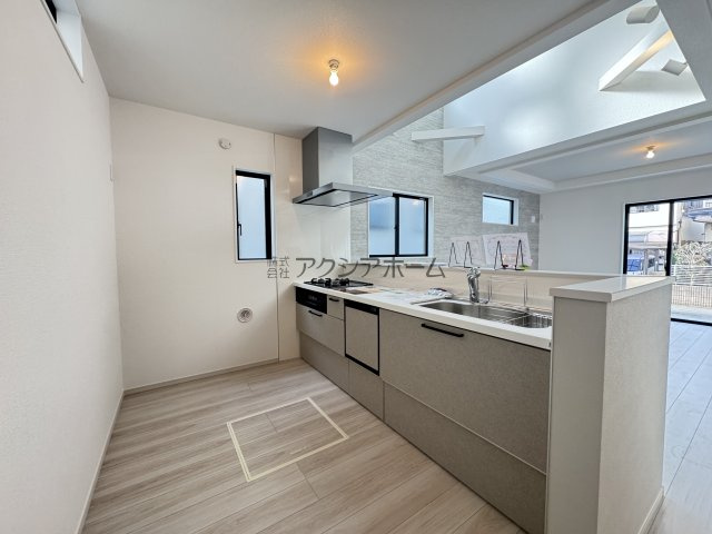 所沢市青葉台・全2棟　新築一戸建　2号棟　～LDK17.5帖～のキッチン|リビングが見渡せる食洗機付対面式キッチン