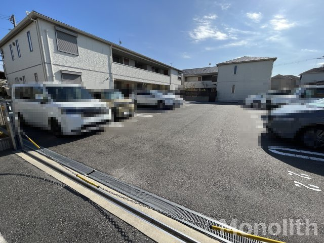 メゾンエイトの駐車場