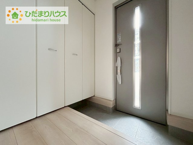 郡山市御前南第７　2号棟　新築戸建の玄関|"玄関は常にすっきり片付いているのが理想！
これだけの大容量シューズボックスがあれば、捨てたくないものを捨てたりする必要もありません♪"