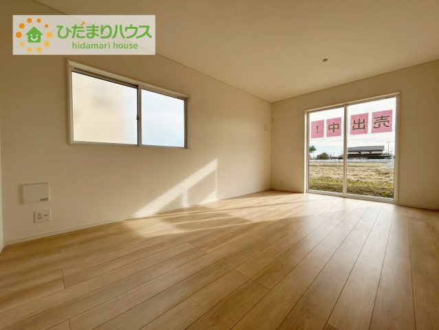 郡山市御前南第７　2号棟　新築戸建の居間・リビング|リビング大きな窓からは、暖かな日の光が降り注ぎます・・・