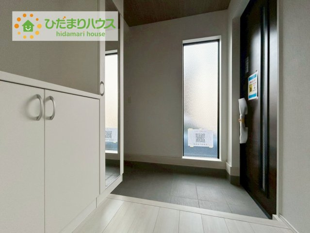 郡山市菜根三丁目の玄関|"収納力のあるシューズボックスは姿見付き。
お出掛け前に身だしなみをチェックしましょう！"