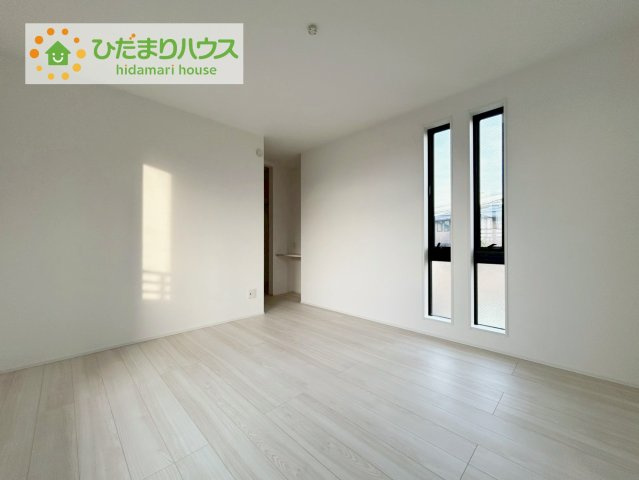 郡山市菜根三丁目の洋室|大きなベッドを置いても余裕の広さの主寝室♪♪