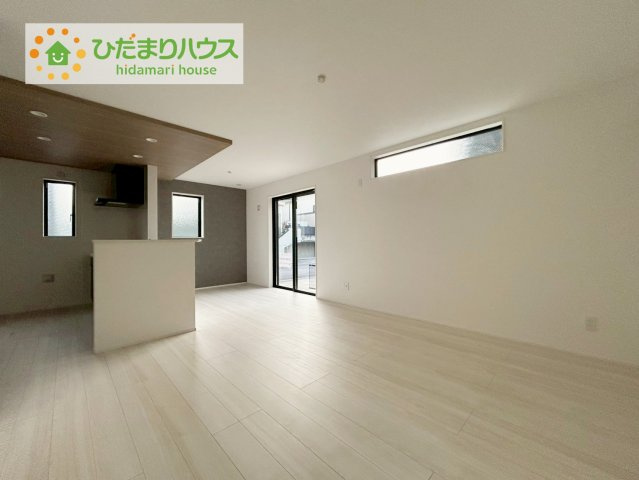 郡山市菜根三丁目の居間・リビング|"南側にお庭があり、明るく開放感のあるリビング。
昼間は、電気いらずでエコ+節約にもなります。"