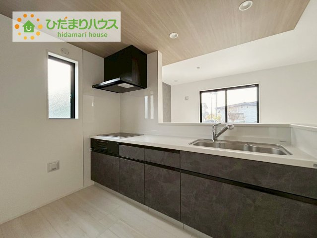 郡山市菜根三丁目のキッチン|カウンターは少し高くなってますので、手元が隠れて来客からは見えにくくなってます♪