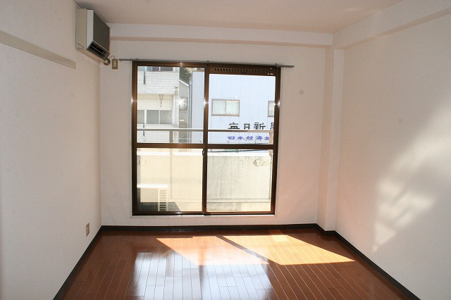 エクセレント河の洋室|明るい洋室です