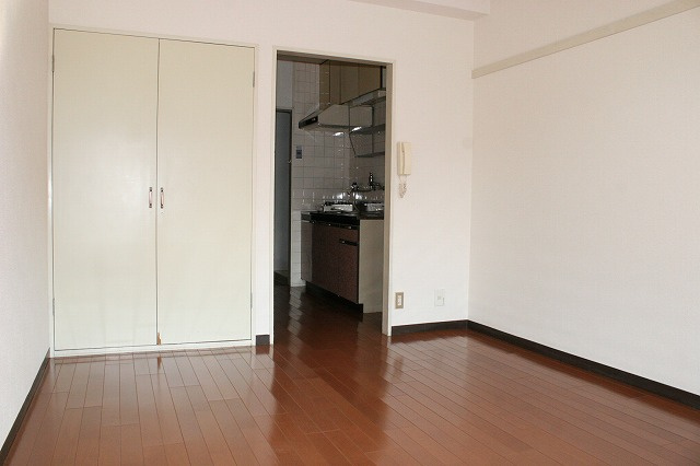 エクセレント河の内装|明るい色調の室内です