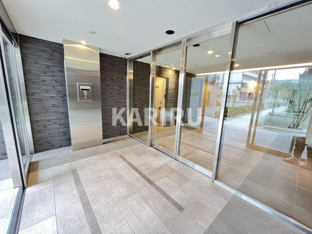 アドバンス大阪バレンシアのエントランス