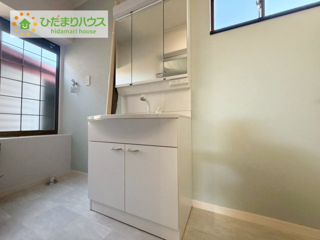 いわき市郷ケ丘3丁目　中古戸建の独立洗面台|三面鏡の大きな鏡は憧れます(^^♪ 鏡の後ろは収納となっていて、細かいものでも収納できるのでスッキリと整理できます！