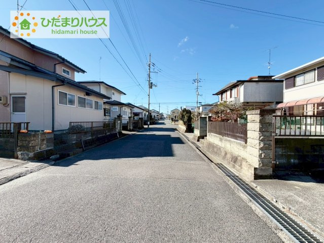 いわき市郷ケ丘3丁目　中古戸建の前面道路含む現地写真|閑静な住宅街なので、車庫入れも楽々です(^^♪