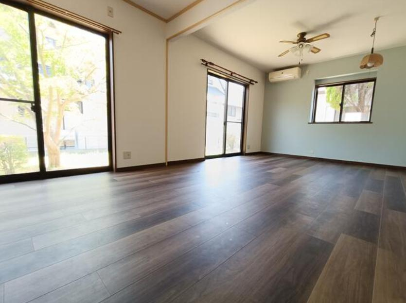 いわき市草木台4丁目　中古戸建の居間・リビング|リビング大きな窓からは、暖かな日の光が降り注ぎます・・・