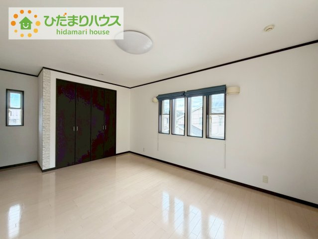 いわき市鹿島町米田字塙　中古戸建　の洋室|広めの主寝室は、ベッドの他にもパソコンデスクやドレッサーなども置けちゃいます(*^-^*)