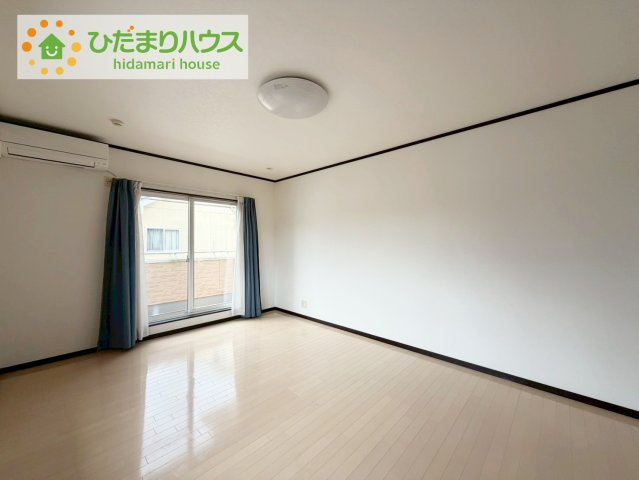 いわき市鹿島町米田字塙　中古戸建　の洋室|バルコニーに面していて、たっぷり光りの入る明るい主寝室です！