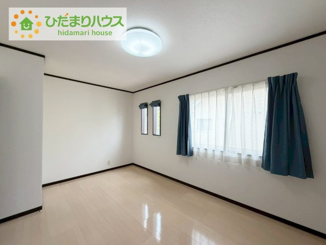 いわき市鹿島町米田字塙　中古戸建　の洋室|窓が多く、明るい空間を演出してくれます(*^^*)