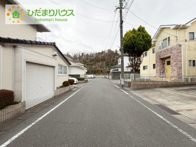 いわき市鹿島町米田字塙　中古戸建　の前面道路含む現地写真|閑静な住宅街なので、車庫入れも楽々です!(^^)!