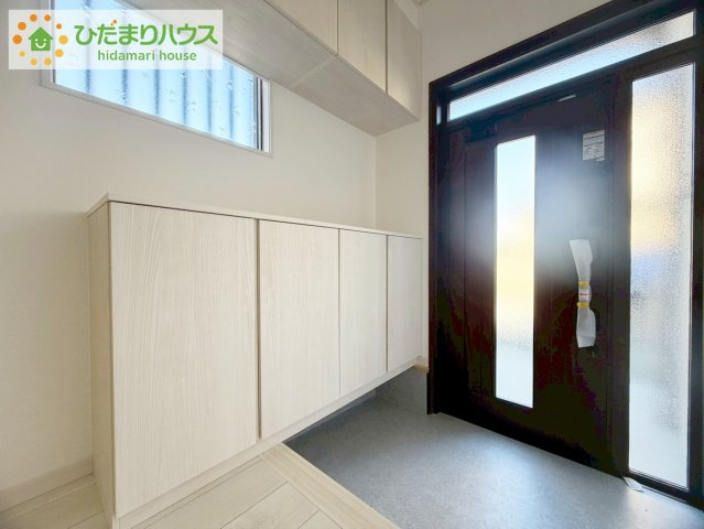 いわき市泉町滝尻字加賀前　中古戸建　の玄関|靴で溢れかえっていた玄関も、大きなシューズボックスと、玄関横のクロークでスッキリ解決！玄関は「その家の顔」とお考えの方にオススメの広さです。