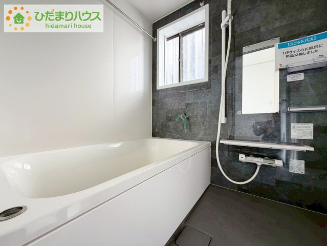 いわき市泉町滝尻字加賀前　中古戸建　の浴室|浴室には窓があり、換気が良好です。リラックスできるバスタイムを楽しむことができ、心地よい空間を提供します。