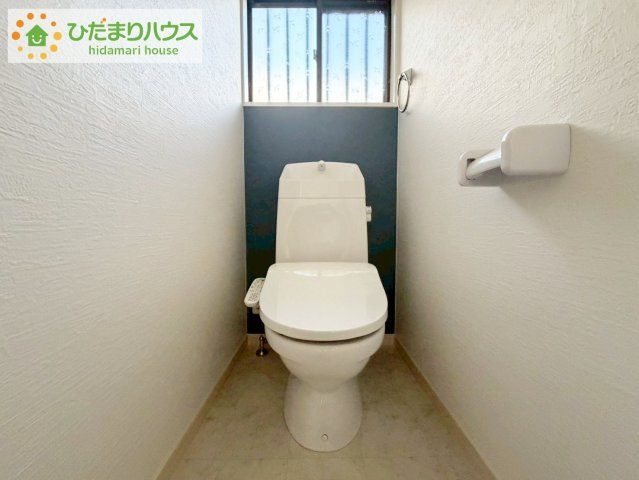 いわき市泉町滝尻字加賀前　中古戸建　のトイレ|小窓があるため明るく換気も快適、省エネ、お掃除ラクラク仕様のウォシュレット！