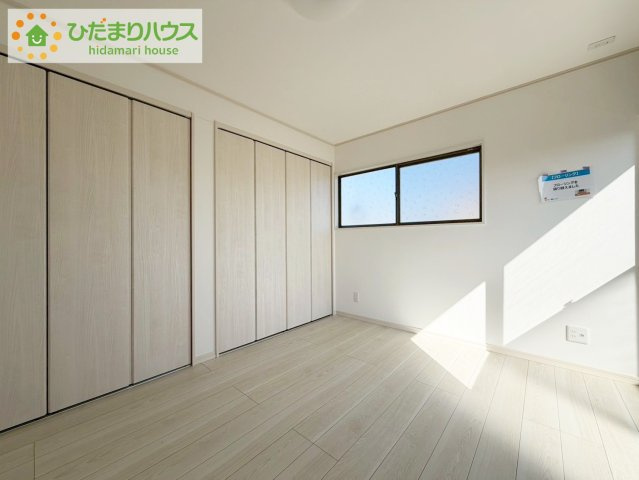 いわき市泉町滝尻字加賀前　中古戸建　の寝室|バルコニーに面していて、たっぷり光りの入る明るい主寝室です！