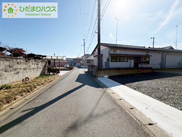 いわき市泉町滝尻字加賀前　中古戸建　の前面道路含む現地写真|車使用時にも便利♪広めな前面道路。