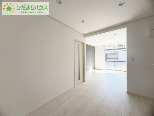 いわき市泉町滝尻字加賀前　中古戸建　の居間・リビング|ホワイトを基調としたLDKは、明るく上品な心地よさを演出してくれます。空間に広がりをもたらし、より一層広く感じさせてくれます。