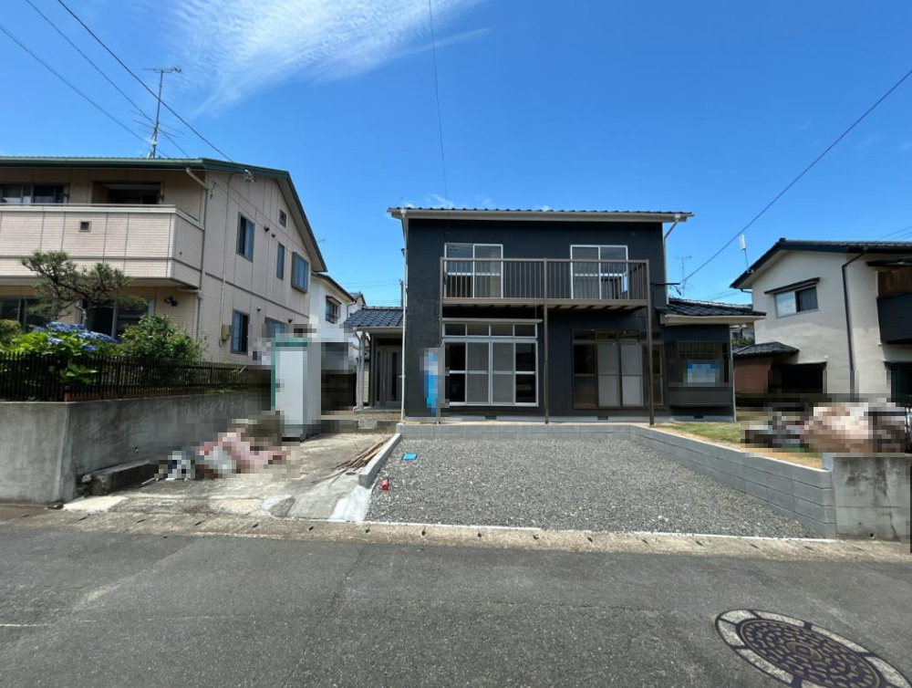 いわき市若葉台1丁目　中古戸建の前面道路含む現地写真