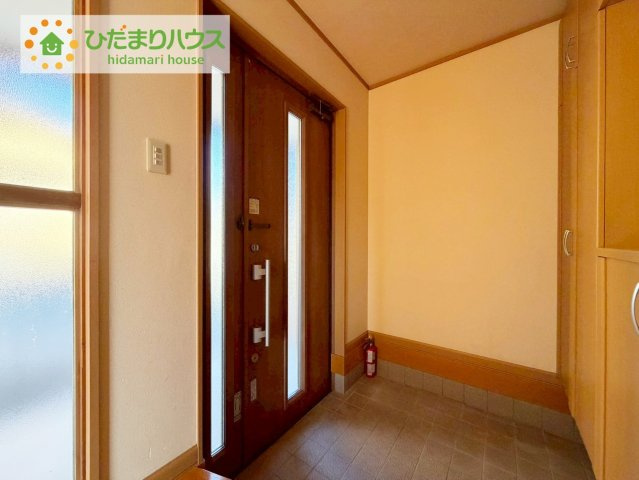 いわき市若葉台1丁目　中古戸建の玄関|靴で溢れかえっていた玄関も、大きなシューズボックスと、玄関横のクロークでスッキリ解決！玄関は「その家の顔」とお考えの方にオススメの広さです。