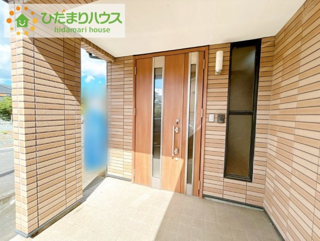 いわき市若葉台1丁目　中古戸建の玄関|靴で溢れかえっていた玄関も、大きなシューズボックスと、玄関横のクロークでスッキリ解決！玄関は「その家の顔」とお考えの方にオススメの広さです。