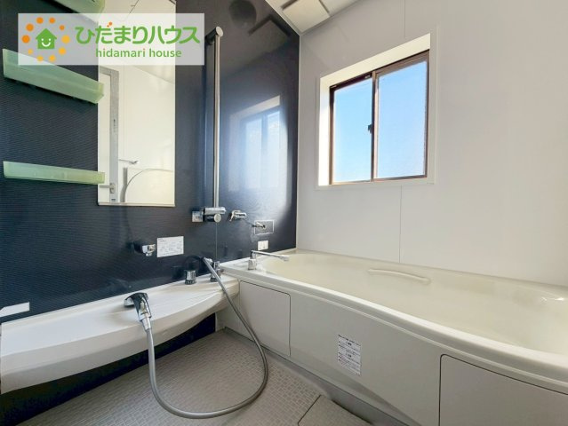 いわき市若葉台1丁目　中古戸建の浴室|浴室には窓があり、換気が良好です。リラックスできるバスタイムを楽しむことができ、心地よい空間を提供します。