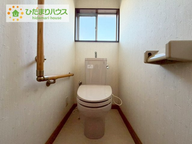 いわき市若葉台1丁目　中古戸建のトイレ|小窓があるため明るく換気も快適、省エネ、お掃除ラクラク仕様のウォシュレット！