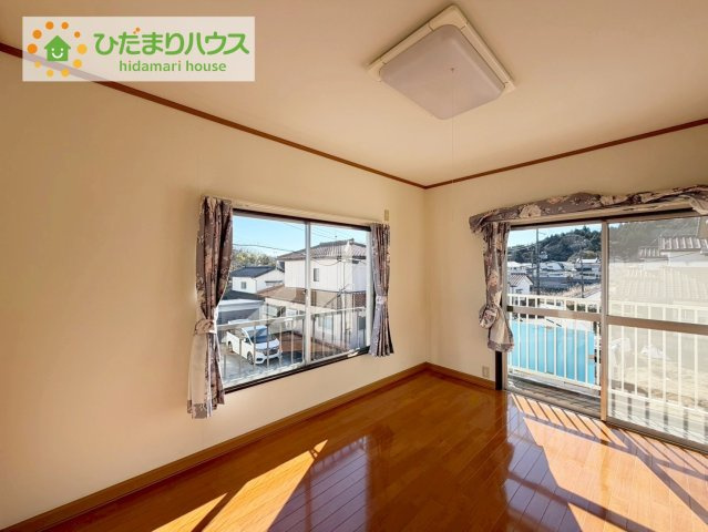 いわき市若葉台1丁目　中古戸建の寝室|バルコニーに面していて、たっぷり光りの入る明るい主寝室です！