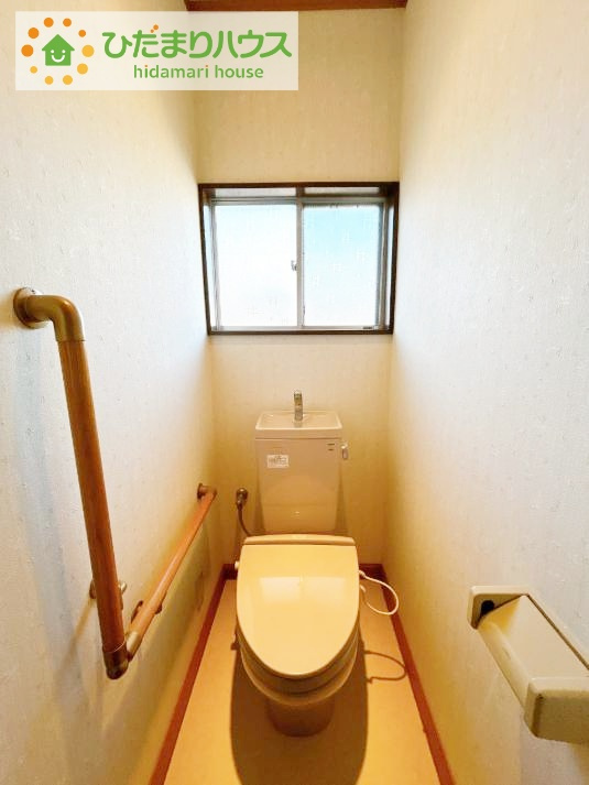 いわき市若葉台1丁目　中古戸建のトイレ|小窓があるため明るく換気も快適、省エネ、お掃除ラクラク仕様のウォシュレット！