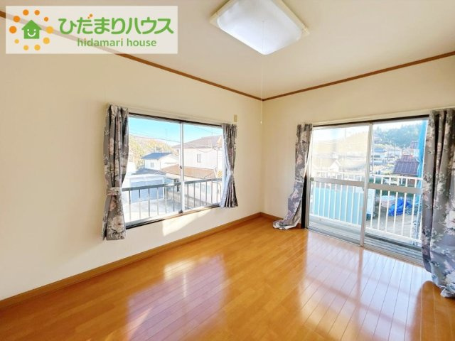いわき市若葉台1丁目　中古戸建の寝室|バルコニーに面していて、たっぷり光りの入る明るい主寝室です！