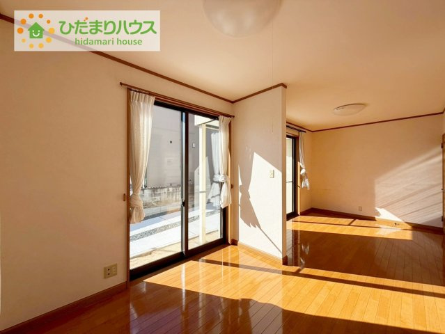 いわき市若葉台1丁目　中古戸建の居間・リビング|ホワイトを基調としたLDKは、明るく上品な心地よさを演出してくれます。空間に広がりをもたらし、より一層広く感じさせてくれます。