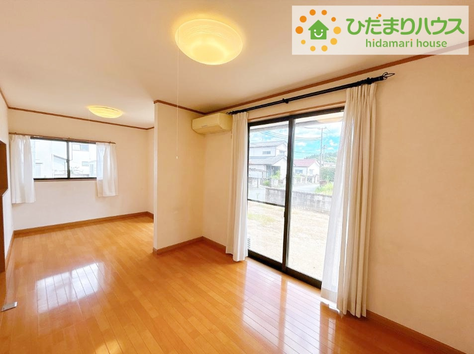 いわき市若葉台1丁目　中古戸建の居間・リビング|開放感あるLDKを確保！家族が集まるリビングはゆったり過ごしリフレッシュする場として居心地の良い空間にしたいですね。