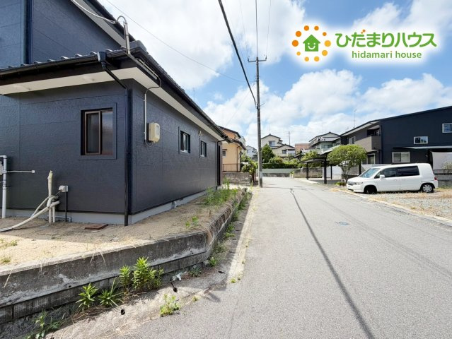 いわき市若葉台1丁目　中古戸建の前面道路含む現地写真