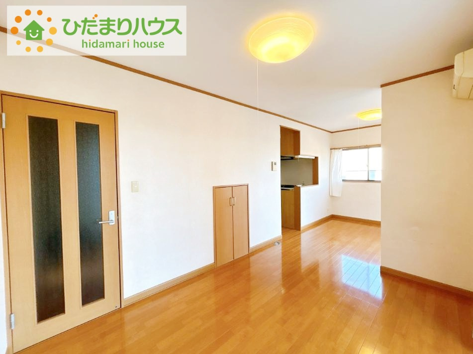 いわき市若葉台1丁目　中古戸建の居間・リビング|ホワイトを基調としたLDKは、明るく上品な心地よさを演出してくれます。空間に広がりをもたらし、より一層広く感じさせてくれます。