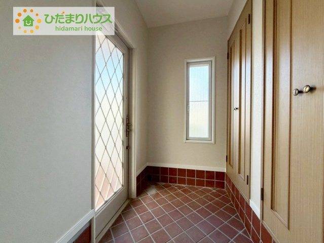 いわき市平下荒川字久世原　中古戸建　の玄関|玄関がひろいので親子で並んで仲良く靴が履けますね(^^)/